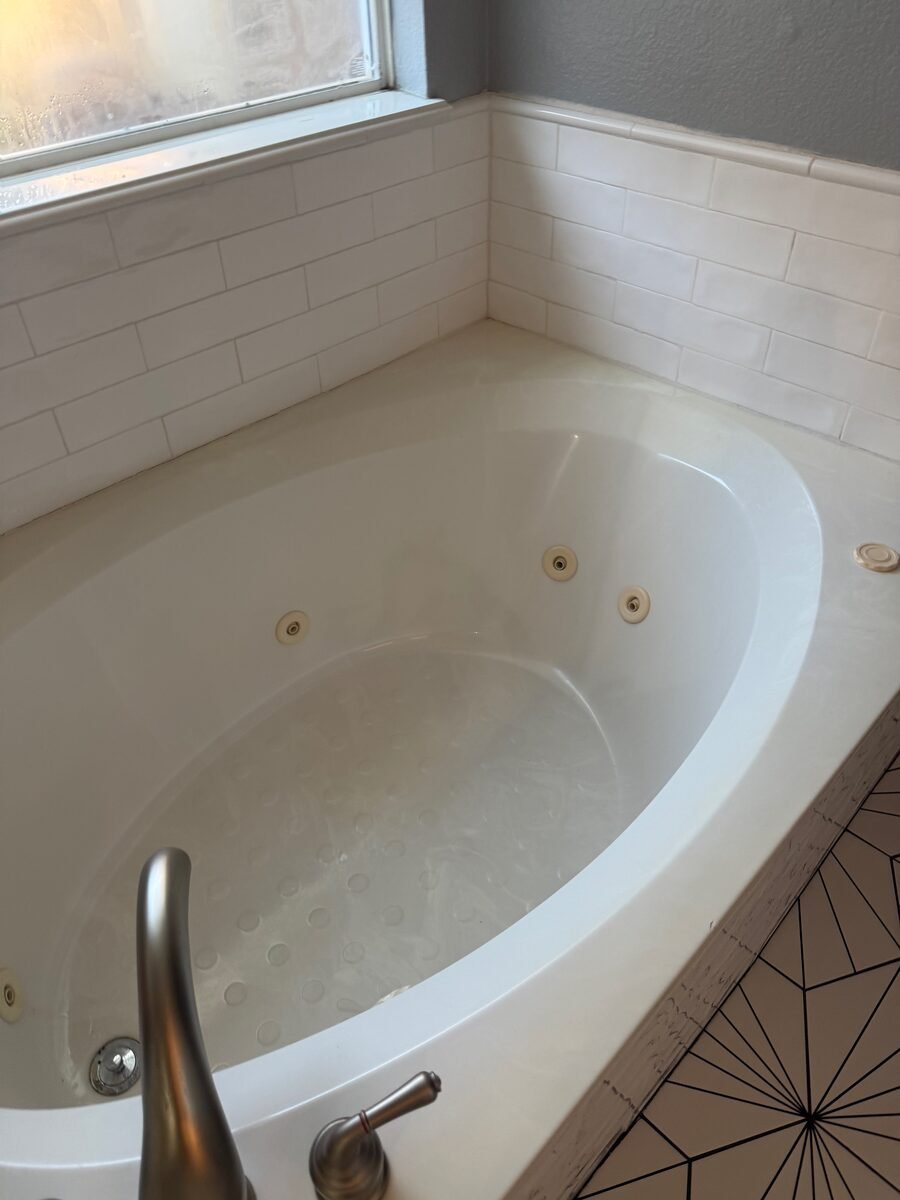 a bath cleaned and rinsed in a Coppell home cleaned by SusyQ’s Cleaning