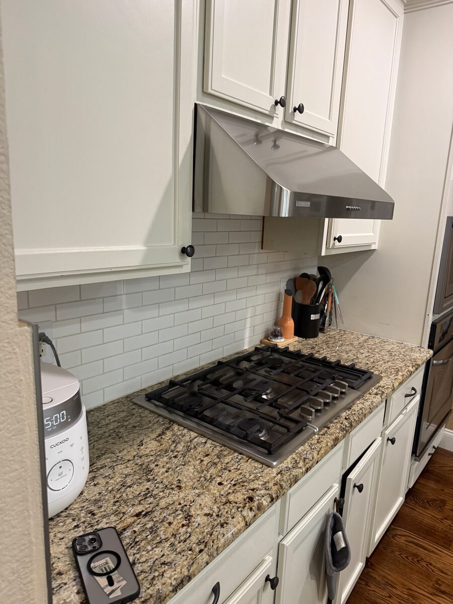 a gas cooktop and granite counter cleaned down in a Coppell home cleaned by SusyQ’s Cleaning